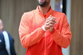 九游-关于德约科维奇回归赛场，战术调整首场状态亮眼，老鹰观众沸腾！的信息