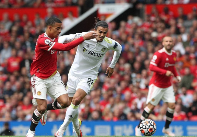 关于莱万多夫斯基爆冷击败曼联，问鼎冠军引爆全场！的信息